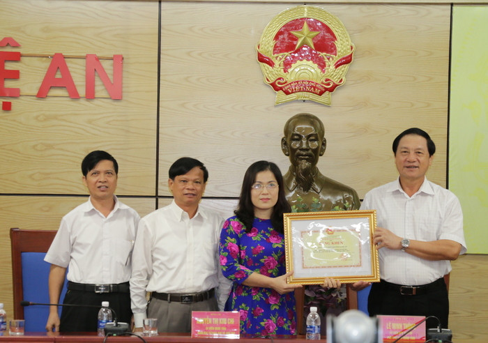 Đồng chí PCT Lê Minh Thông tặng Bẳng khen của Bộ Giáo dục và Đào tạo cho Sở Giáo dục và Đào tạo Nghệ An. Ảnh: Mỹ Hà