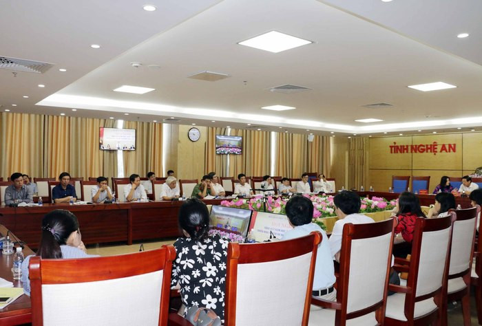 Các đại biểu tại đầu cầu Nghệ An tham dự hội nghị trực tuyến. Ảnh: Mỹ Hà