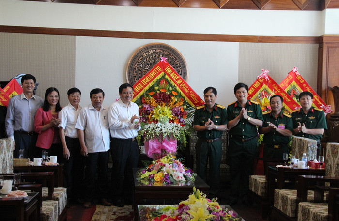 Đoàn công tác của tỉnh tặng hoa chúc mừng cán bộ, chiến sỹ Bộ Chỉ huy Quân sự tỉnh nhân kỷ niệm 72 năm ngày truyền thống lực lượng vũ trang Nghệ An. Ảnh: Mai Hoa