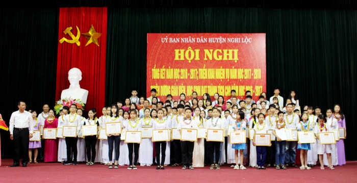 120 giáo viên và học sinh được tuyên dương tại hội nghị. Ảnh: Hồng Vinh