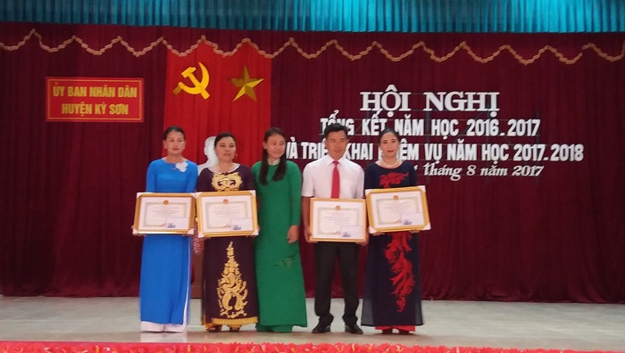 Khen thưởng các tập thể, cá nhân có thành tích xuất sắc trong năm học 2016-2017. Ảnh: Lữ Phú