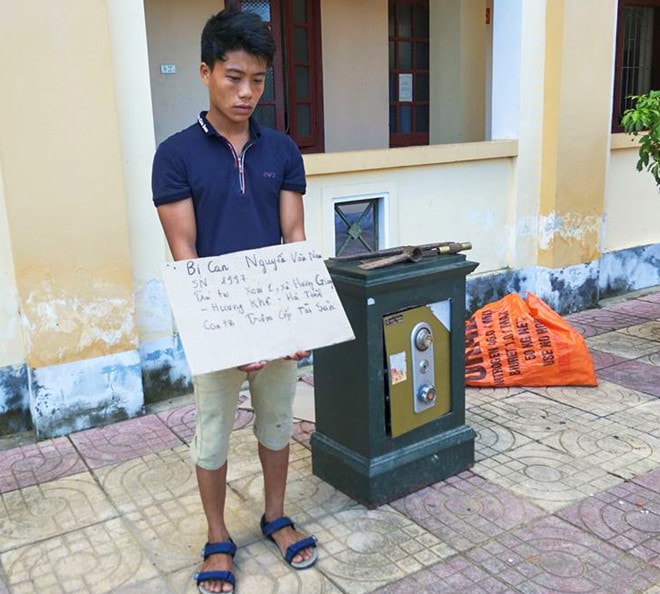 Nguyễn Văn Nam bị bắt cùng tang vật. Ảnh: P.T