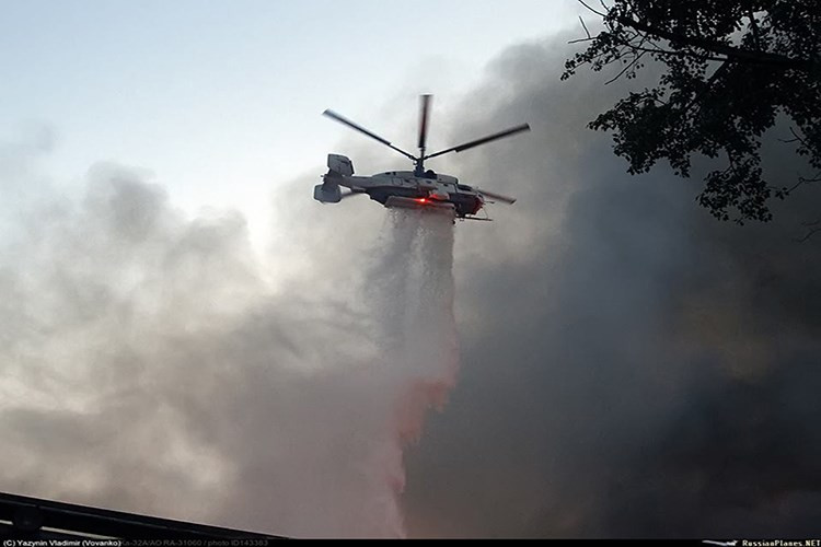 Trong ảnh là một chiếc Ka-32A1 với pod chứa nước dập lửa từ trên cao. Nguồn ảnh: Made in Russia.