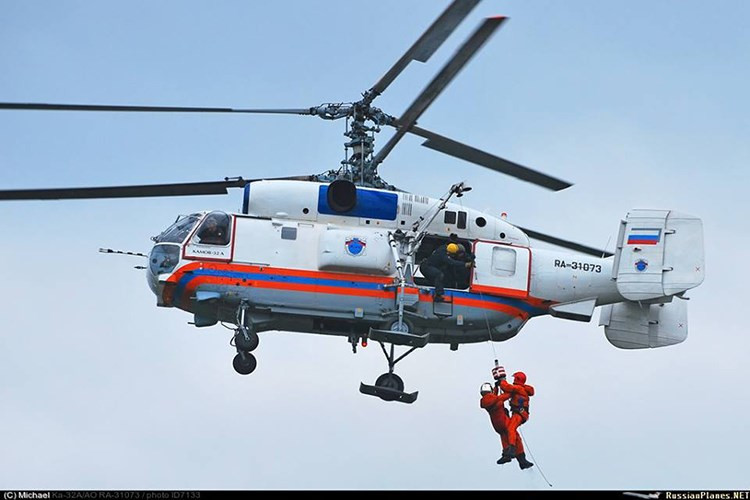 Trong ảnh là một chiếc Ka-32A1 của Bộ Tình trạng Khẩn cấp Nga tham gia diễn tập cứu hộ trên không. Nhìn chung chiếc trực thăng này có thể chở tối lên đến 16 người tương tự như Ka-27. Nguồn ảnh: Made in Russia.