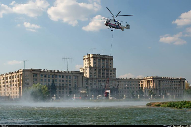 Bên cạnh vòi rồng, Ka-32A1 còn có thể sử dụng pod chứa nước cỡ lớn dành cho nhiệm vụ cứu hỏa từ trên không, khi trực thăng không thể sử dụng được vòi rồng tại các vị trí có không gian hẹp. Pod chứa nước này sẽ đổ nước trực tiếp từ trên không xuống vị trí hỏa hoạn. Nguồn ảnh: Made in Russia.