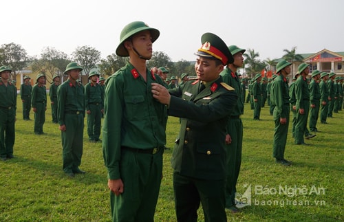 Thượng úy Nguyễn Sỹ Quang, Tiểu đoàn trưởng Tiểu đoàn 41, Trung đoàn 764 đang chỉnh đốn quân phục cho chiến sỹ mới