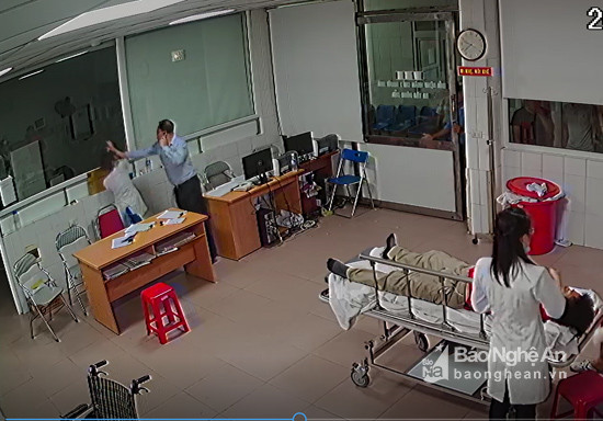 Giám đốc doanh nghiệp tấn công bác sĩ Bệnh viện Đa khoa 115 Nghệ An trong phòng cấp cứu. Ảnh: cắt clip