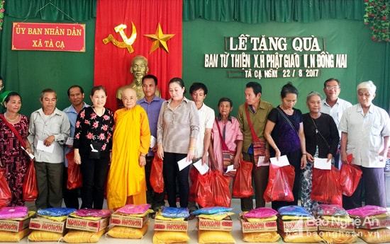 Trao quà Kỳ Sơn