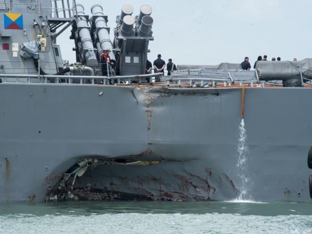 Hư hại bên thành tàu khu trục USS John. McCain. Ảnh: Getty