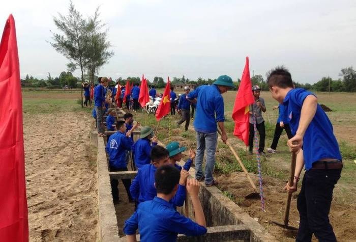 Lực lượng đoàn viên thanh niên huyện Nghi Lộc ra quân nạo vét kênh tiêu úng vùng màu. Ảnh: Nhật Tuấn