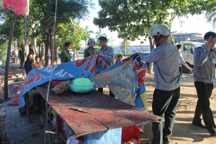 Tại khu vực trước cổng Bệnh viện Hữu nghị Đa khoa tỉnh, mặc dù đã ra quân giải tỏa hành lang, trật tự đô thị nhưng nhiều người dân vẫn cố tình 