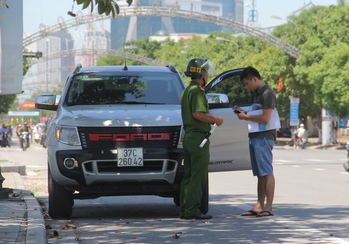 Chủ phương tiện này đã có hành vi đậu xe nơi có biển báo cấm đậu xe. Ngay lập tức, Đội phản ứng nhanh đã có mặt, yêu cầu chủ phương tiện trình các giấy tờ theo quy định. Ảnh: Phạm Bằng