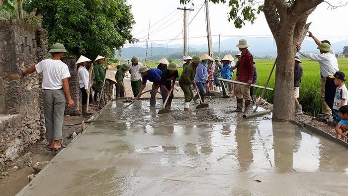 Nhân dân xóm 10 Nghi Công Bắc  làm đường nông thôn mới. Ảnh: Thu Hiền