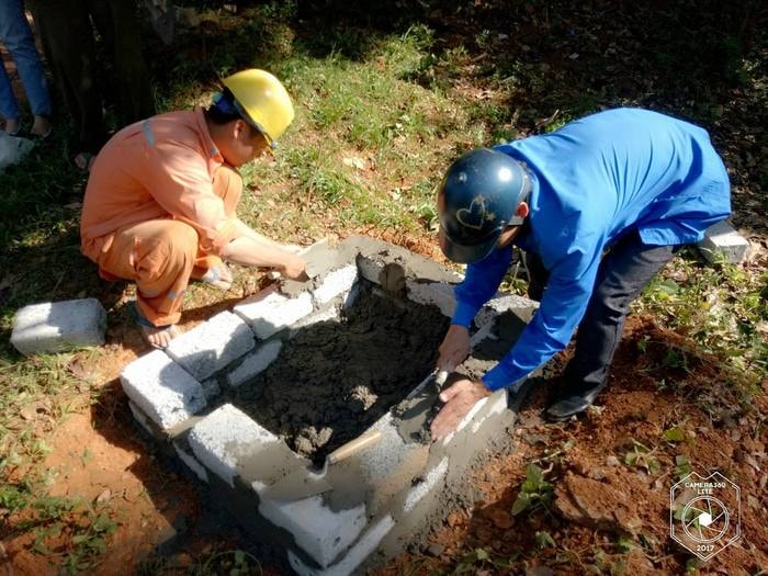 Đoàn viên thanh niên xây hố rác tại gia hỗ trợ hộ nghèo. Ảnh: Bá Hậu 