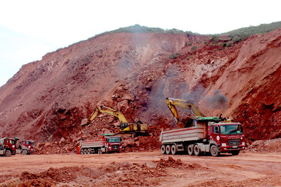 Tuy nhiên cơn bão số 2 (đầu tháng 7/2017), sóng biển cao trên chục mét  đã cuốn trôi toàn bộ mố cầu cảng Nghi Thiết, với độ dài gần 100 mét và sâu hơn 10 mét. Cùng đó hệ thống băng tải nối ra cảng biển cũng bị đứt gãy. Cầu cảng dài hơn 2 km vươn ra biển phải lùi thời hạn gần 2 tháng. Công ty CP xi măng Sông Lam đã đôn đốc nhà thầu, huy động phương tiện, máy móc với trên 5 triệu m3 đất đá để bồi đắp lại mố cầu. Ảnh: Nguyên Sơn