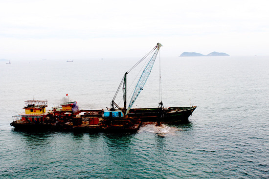 Công tác nạo vét luồng lạch ở cảng biển Nghi Thiết được tiến hàng khẩn trương. Ảnh: Nguyên Sơn