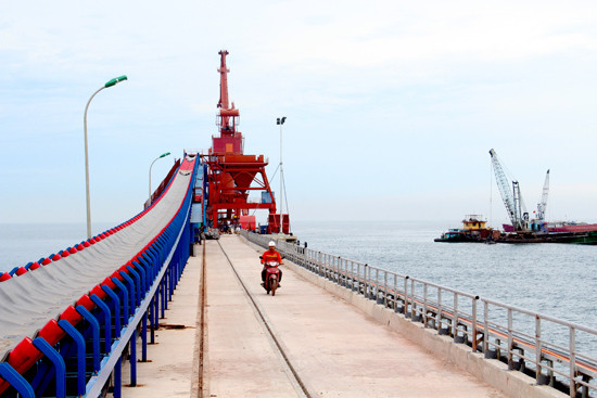 Dự kiến giữa tháng 9/2017, hệ thống băng tải và cầu cảng Nghi Thiết sẽ chính thức cấp hàng cho tàu trên 7 vạn tấn. Ảnh: Nguyên Sơn