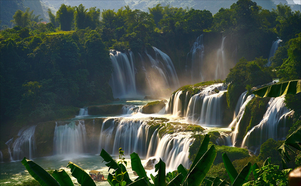 Nhắc đến những thác nước nổi tiếng của Việt Nam, không thể nào bỏ qua thác Bản Giốc (huyện Trùng Khánh, Cao Bằng). Đây là thác nước tự nhiên lớn nhất khu vực Đông Nam Á, đồng thời là thác lớn thứ 4 thế giới trong số các thác nằm ở biên giới các quốc gia. Ảnh: Ngoc Ha Vl.