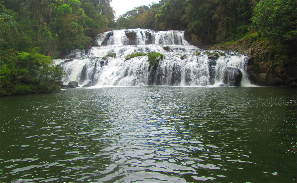 Núi rừng Tây Nguyên hoang sơ hùng vĩ sở hữu hầu hết thác nước đẹp của nước ta. Tại mảnh đất Gia Lai còn một thác nước đẹp khác là thác Kon Bông. Thác nằm sâu trong vườn quốc gia Kon Ka Kinh, dòng nước tung bọt trắng xóa chảy qua 3 tầng đá tạo nên khung cảnh nên thơ. Ảnh: Cong Nam Phan.