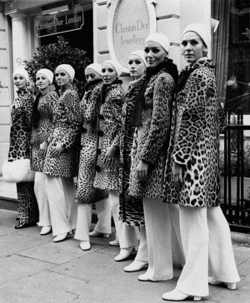 Những mẫu áo khoác da báo của Christian Dior năm 1969.