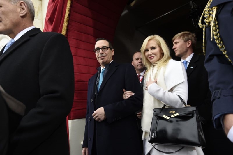 Bộ trưởng ngân khố Mỹ Steven Mnuchin cùng vợ, bà Louise Linton. Ảnh: Reuters