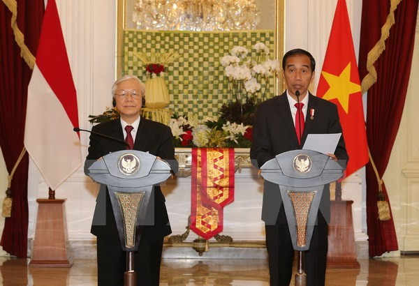 Tổng Bí thư Nguyễn Phú Trọng và Tổng thống Indonesia Joko Widodo phát biểu với báo chí sau hội đàm. (Ảnh: Trí Dũng/TTXVN)