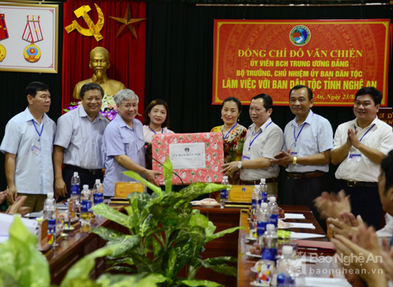 Bộ trưởng, Chủ nhiệm Ủy ban Dân tộc Đỗ Đình Chiến tặng quà cho Ban Dân tộc tỉnh Nghệ An. Ảnh Thanh Lê