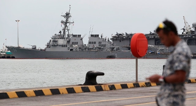 Tàu USS John McCain neo tại cảng ở Singapore.