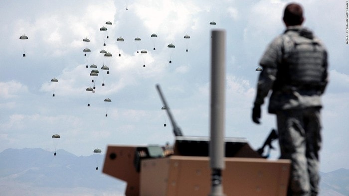 Lính Mỹ nhìn máy bay C117 thả nhu yếu phẩm xuống khu vực tỉnh Ghanzi, Afghanistan vào tháng 5/2007. Ảnh AFP