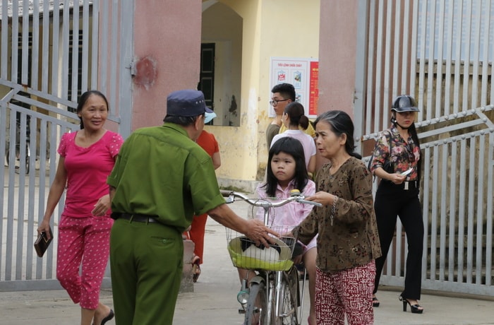 Từ sáng sớm, rất nhiều phụ huynh đã đem con đến trường. Sự bỡ ngỡ hiện lên trên gương mặt của những em bé mới bắt đầu vào lớp 1. Ảnh: Mỹ Hà