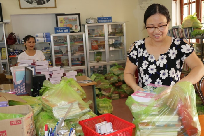 Thư viện trường làm công tác chuẩn bị sách giáo khoa và vở cho học sinh chuẩn bị bước vào năm học mới. Ảnh: Mỹ Hà 