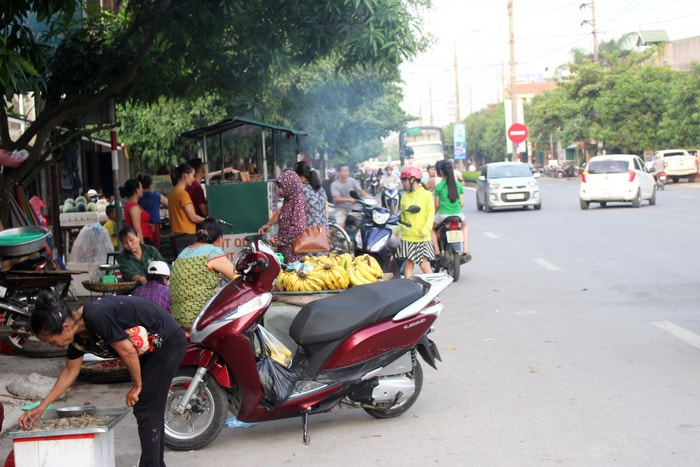 Trước chợ xép thuộc phường Cửa Nam (TP Vinh) là địa điểm thường xuyên vi phạm an toàn giao thông. Buổi chiều hàng ngày, trước lối vào chợ, nơi giao với quốc lộ 46, luôn đông người bán, kẻ mua gây khó khăn cho người và phương tiện qua lại. Ảnh: Huy Thư