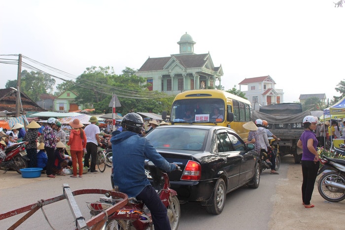  Lúc cao điểm, chợ đông, đoạn đường trước chợ đã bị ách tắc cục bộ. Ảnh: Huy Thư