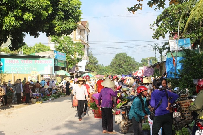 Chợ Giăng ở xã Thanh Tiên (Thanh Chương) là điển hình về vi phạm ATGT. Khoảng 600 – 700 m đường trước cổng chợ đã bị biến thành chợ. Đi trên quốc lộ 46, mà cứ ngỡ như đi giữa chợ. Ở đây, lòng, lề đường đã hoàn toàn bị người đi chợ chiếm dụng, không còn lối đi cho người và các phương tiện tham gia giao thông. Ảnh: Huy Thư