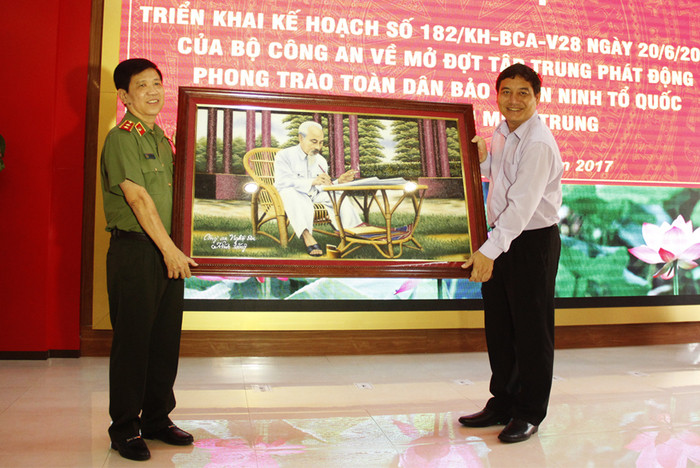 Đồng chí Nguyễn Đắc Vinh tặng quà lưu niệm cho Thứ trưởng Bộ Công an.