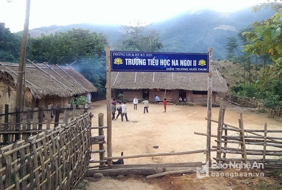 Hiện tại trên địa bàn huyện Kỳ Sơn còn có hàng trăm điểm trường tạm bợ được dựng lên bằng tranh tre nứa lá. Những giáo viên cắm tại các bản này cũng phải sống trong những túp lều dột nát, đời sống vô cùng khó khăn. Ảnh: Đào Thọ