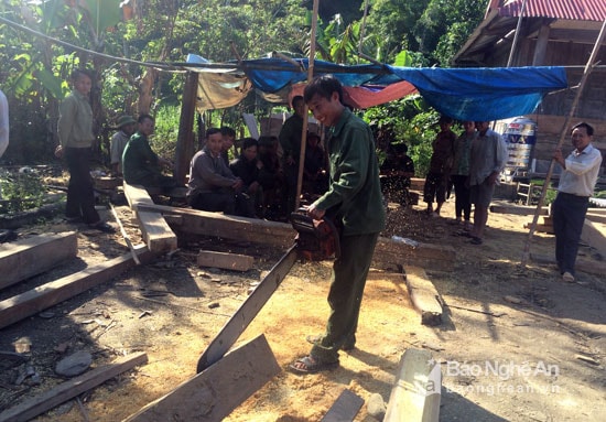 Nguyên vật liệu chủ yếu được bà con góp lại bằng những thứ có sẵn trong bản làng như gỗ, lá cọ...Ảnh: Đào Thọ