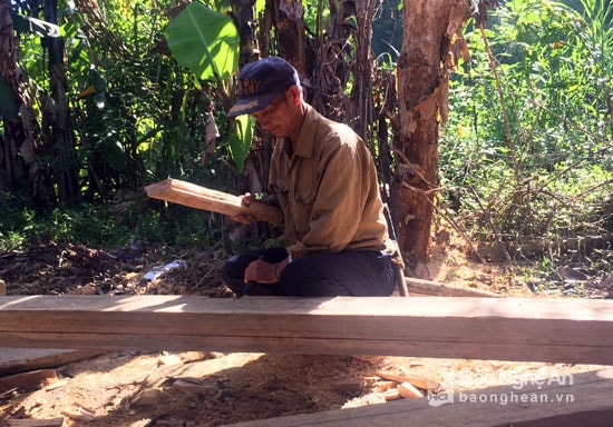 Không chỉ có thanh niên trai tráng, các cụ già cũng hăm hở góp công nhằm hoàn thành sớm túp lều tạm cho các thầy cô trước ngày năm học mới bắt đầu. Ảnh: Đào Thọ