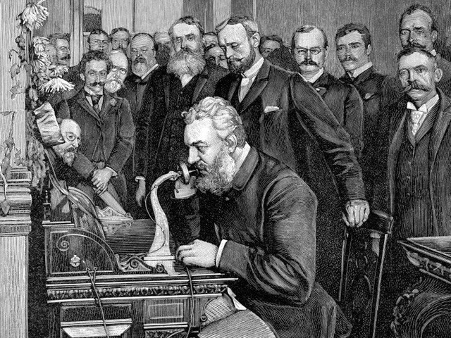 Ngày 07/03/1876, cơ quan bản quyền Hoa Kỳ quyết định tặng thưởng cho Alexander Graham Bell vì phát minh mà ông vừa cho ra đời. Đó là “một trong những sáng chế giá trị nhất trong lịch sử”.  Ba ngày sau khi nhận được giấy chứng nhận bản quyền, nhà phát minh đã dùng chính chiếc điện thoại vừa sáng chế để gọi điện cho trợ lí của mình đang ngồi ngay dưới hội trường “ Watson, anh lên đây. Tôi đang cần gặp anh”.  Sau khi chiếc điện thoại đầu tiên ra đời và lan truyền đến nhiều châu lục. Cuộc gọi quốc tế đầu tiên được thực hiện vào năm 1927 đã đánh dấu một bước tiến quan trọng trong việc gắn kết và đưa mọi người từ khắp nơi trên thế giới đến gần nhau hơn.