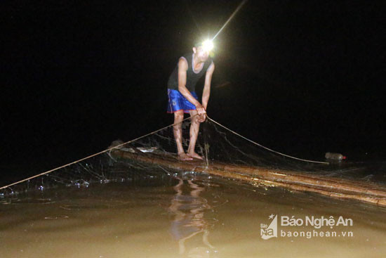 Những ngư dân này chủ yếu sinh sống bằng nghề đánh cá trên dòng Nậm Nơn, mọi sinh hoạt đều diễn ra trên sông nước từ ngày này qua ngày khác. Ảnh: Đào Thọ