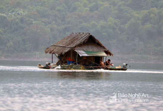 Cuộc sống của họ chủ yếu diễn ra lênh đênh trên các bè nứa giữa sông. Ảnh: Đào Thọ