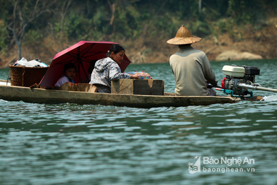 Phương tiện di chuyển chủ yếu bằng thuyền, những đứa trẻ cũng phải theo gia đình lênh đênh trên mặt nước. Ảnh: Đào Thọ