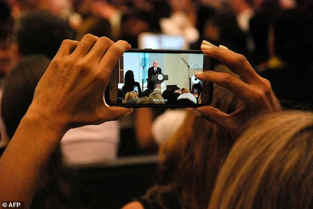 Phó Tổng thống Mỹ Mike Pence được chụp hình khi ông có bài phát biểu tại Doral, bang Florida. Ảnh: AFP