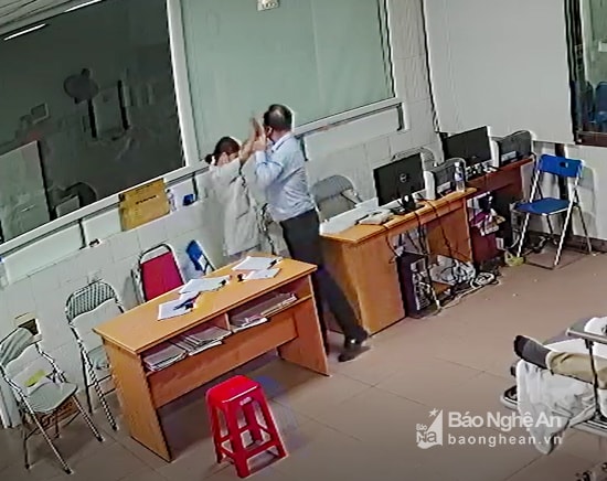 Bác sĩ Hoàng Thị Minh bị hành hung trong phòng cấp cứu ở Bệnh viện 115 Nghệ An. Ảnh: Trích xuất camera