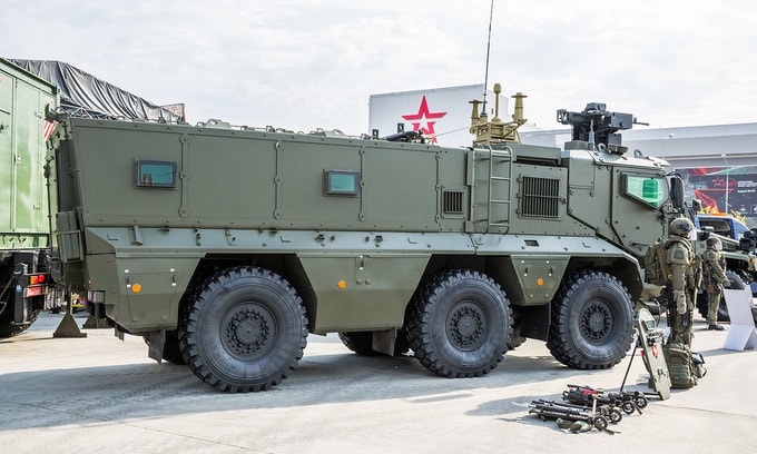 Xe thiết giáp kháng mìn (MRAP) Typhoon-K được trưng bày với một bệ súng máy điều khiển từ xa, cùng trang bị thế hệ mới cho bộ binh và công binh Nga. Đây là một trong những khí tài được Nga triển khai thử nghiệm trên chiến trường Syria.