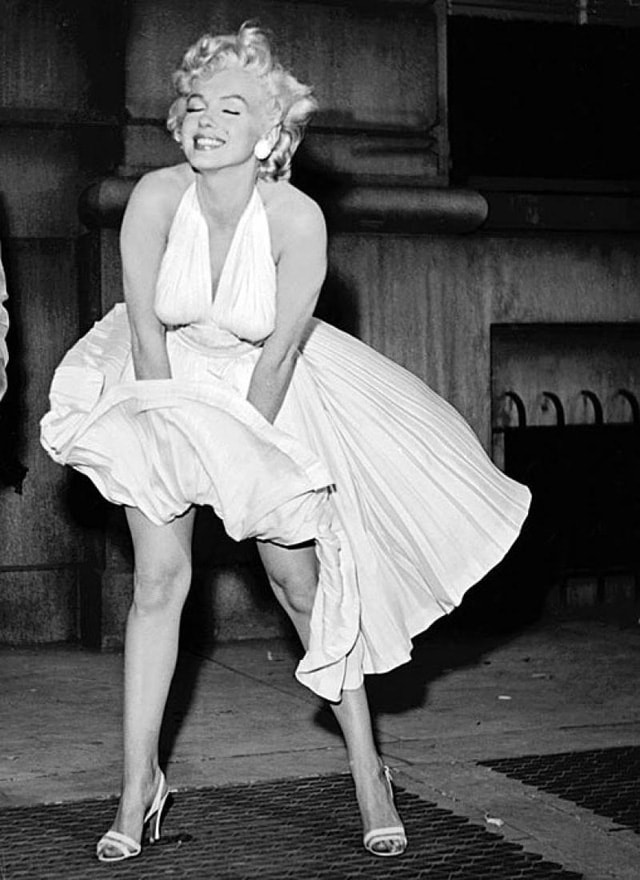 Chiếc vày này Marilyn Monroe mặc trong bộ phim The Seven Year Itch năm 1955. Đây chính là chiếc váy đắt giá nhất được bán đấu giá năm 2011 với giá 5.6 triệu USD .
