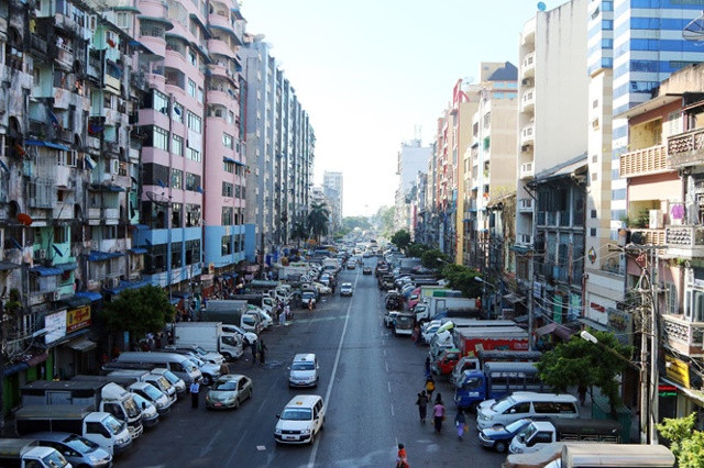 Là thành phố lớn và sôi động nhất của Myanmar, Yangon thu hút du khách bởi những nét kiến trúc độc đáo thuộc địa. Nơi đây cũng từng được biết đến là “London của Đông Nam Á” với những dòng xe ô tô nối tiếp nhau. Nếu như ở Việt Nam bạn sẽ thấy cảnh những chiếc xe gắn máy ồn ào ngược xuôi, còn đến Myanmar thật khó khăn để nhìn thấy một chiếc. Ô tô ở thành phố này nhiều và đỗ ngay trên đường nền hầu như lúc nào cũng xảy ra tình trạng tắc nghẹn giao thông.
