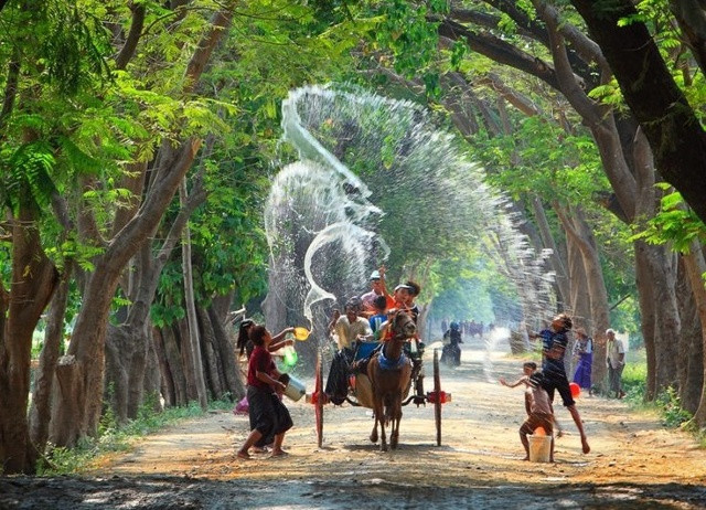 Năm mới (Thingyan) là kỳ nghỉ lễ lớn đối với người Myanmar. “Thingyan” được biết đến là lễ hội té nước, thường diễn ra giữa tháng 4 hàng năm. Vào ngày này, khắp nơi kể cả ngân hàng, nhà hàng, cửa hiệu đều đóng cửa. Hai thành phố tổ chức lễ hội mừng năm mới lớn nhất tại đây là thành phố Yangon (cách vịnh Martaban 30 km) và thành phố Mandalay (cách Yangon 716 km về phía Bắc). Trong lễ hội, người ta thường té nước vào nhau để rửa sạch những điều không may mắn và tội lỗi của năm trước và phóng sinh cho chim, cá vào ngày cuối cùng của lễ hội.