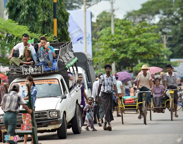 Do cơ sở vật chất còn kém nên các chuyến tàu tại Myanmar di chuyển chậm và thường trễ giờ. Các tuyến đường chính, từ Yangon tới Mandalay, mất khoảng 16 tiếng.  Xe buýt thường chạy nhanh hơn nhưng rất đông đúc. Các chuyến bay nội địa là cách đi lại thoải mái nhất để đi đường dài và khá rẻ.