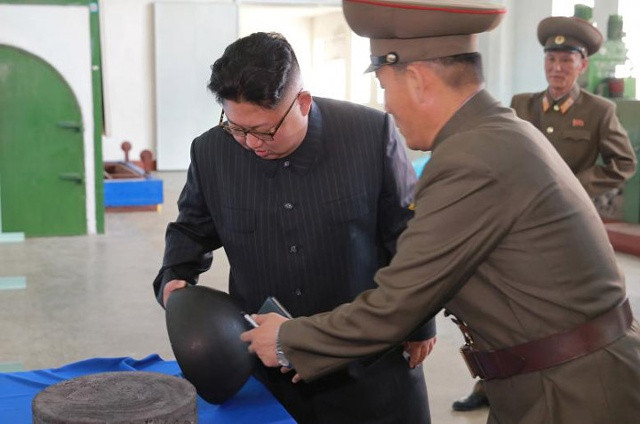 Nhà lãnh đạo Kim Jong-un đã nghe báo cáo về tiến trình sản xuất đầu đạn cho tên lửa đạn đạo và động cơ tên lửa dùng nhiên liệu rắn trong chuyến thăm mới đây đến Viện Vật liệu Hóa học thuộc Học viện Khoa học Quốc phòng Triều Tiên.